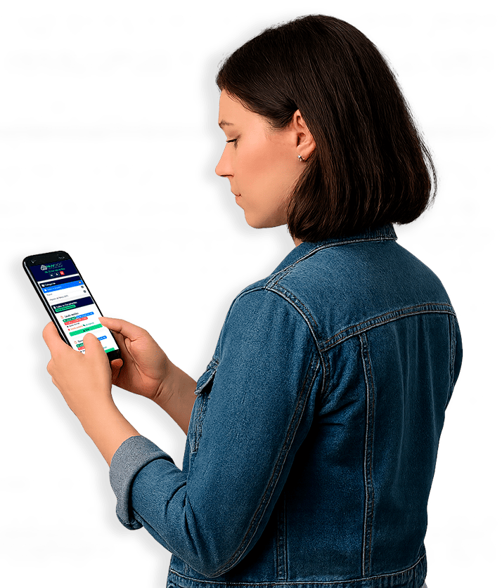 Profissional usando NuvDoc no celular para acessar documentos na nuvem com segurança
